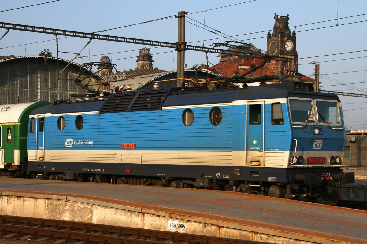 In Prag am Hbf steht 362 123-2 abfahrbereit. Bild vom 12.08.2015.