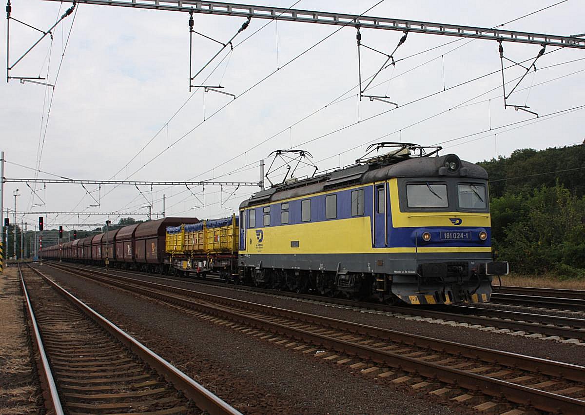 In Privatbahnlackierung kommt am 13.9.2009 die farblich ansprechend gestaltete 181024 mit einem Kohlenzug durch den Bahnhof Zabori nad Labem in Richtung Pardubitz fahrend.