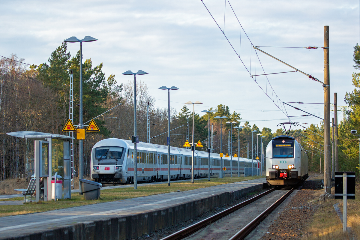 In Prora kreuzen der leere IC Reisezug der DB nach Stralsund mit dem RE der ODEG nach Binz. -  14.02.2022 - Am Reisendenübergang aufgenommen.