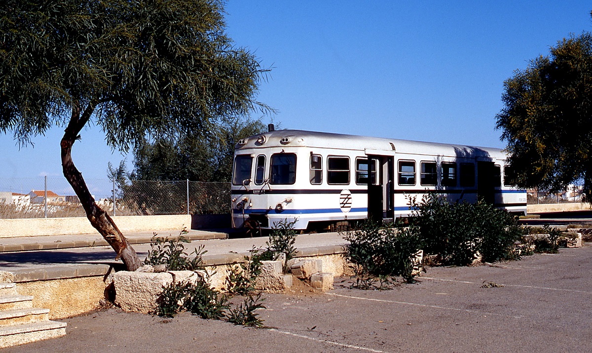 In der Provinz Murcia im Süden von Spanien verbindet eine Schmalspurbahn der FEVE Cartagena mit dem Ferienort Los Nietos. Im Februar 1996 wurden hier noch Triebwagen der Reihe 2300 eingesetzt wie hier im Endbahnhof Los Nietos.