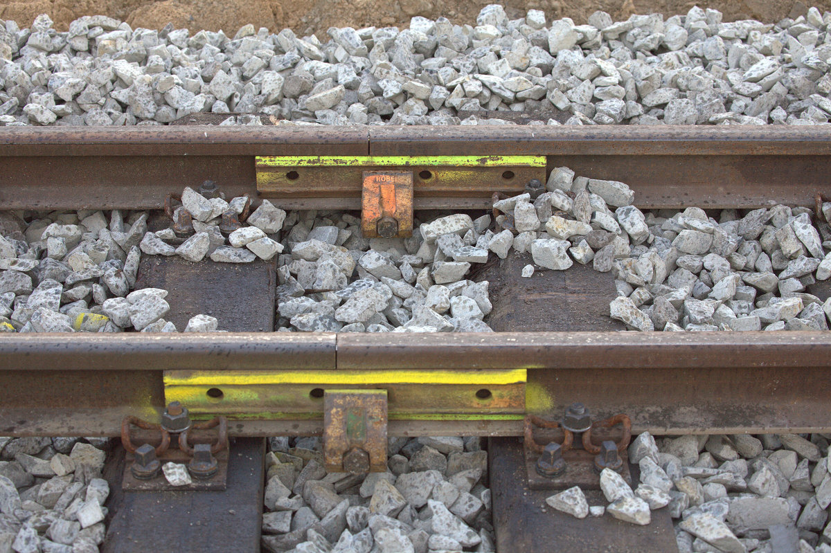 In Radebeul Ost werden derzeit  die Bahnhofsgleise der Lößnitzgrundbahn ausgewechselt, hier ein Blick auf eine provisorische Schienenverbindung.
das Gleis ist schon geschottert, gestopft und ausgerichtet.Sicher werden die Schienen hier dann aluminothermisch verschweißt. 11.11.2017  16:10 Uhr.