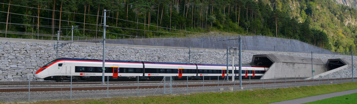 In rasanter Fahrt verschwindet ein RABe 501 Giruno im Nordportal des Gotthard-Basistunnels bei Erstfeld. 11.09.2021