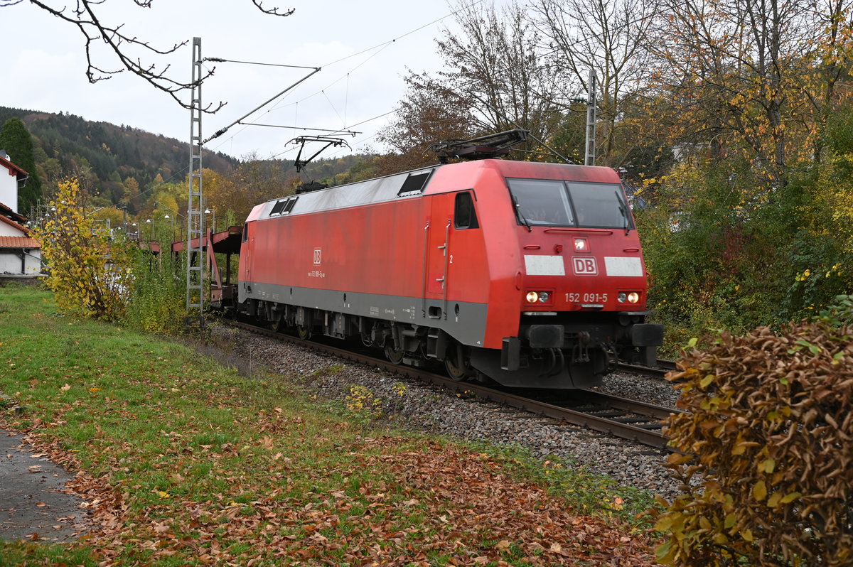 In rascher Fahrt durcheilt die 152 091-5 Neckargerach gen Bad Friedrichshall Hbf mit einem leeren Autotransportwagenzug am 3.11.2020