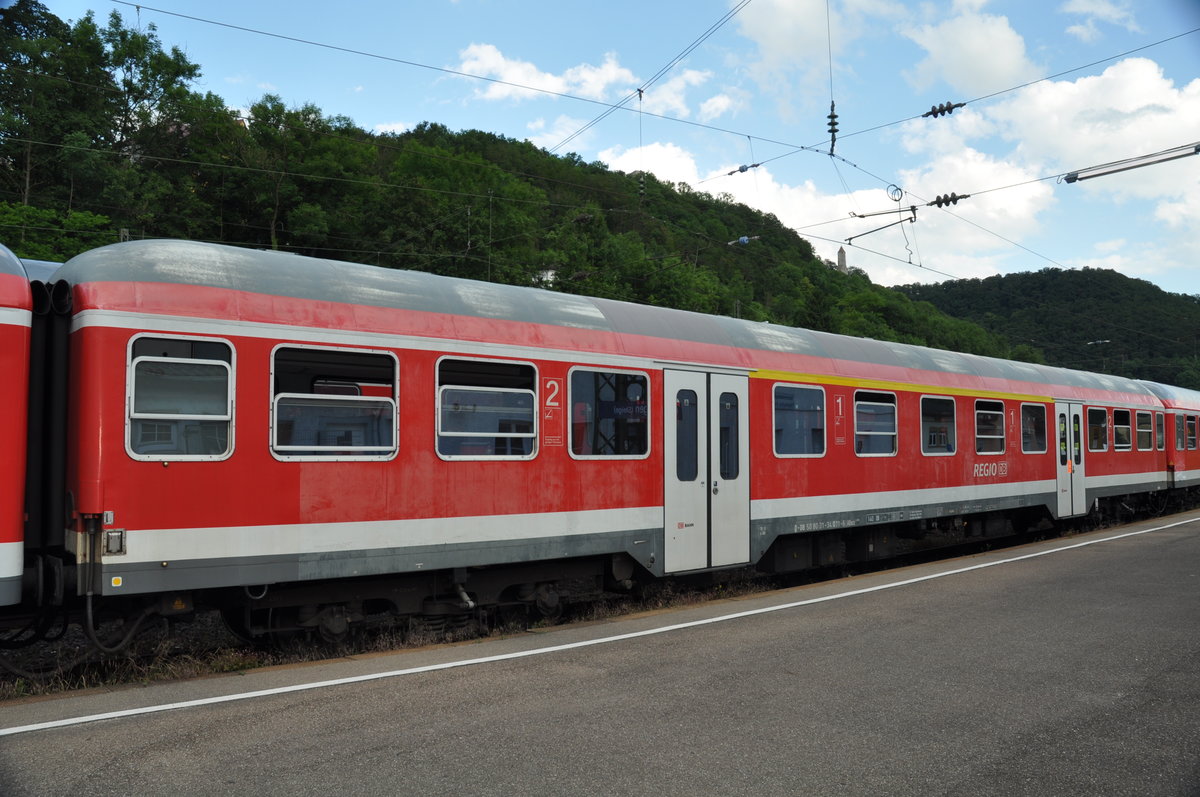 In der RB Geislingen-Plochingen war der ABnrz 418.5 (Prototyp) mit OFV/DBm Sparmodernisierung!

50 80 31-34 071 ABnrz 418.5

Geislingen (Steige)

Juli 2016 