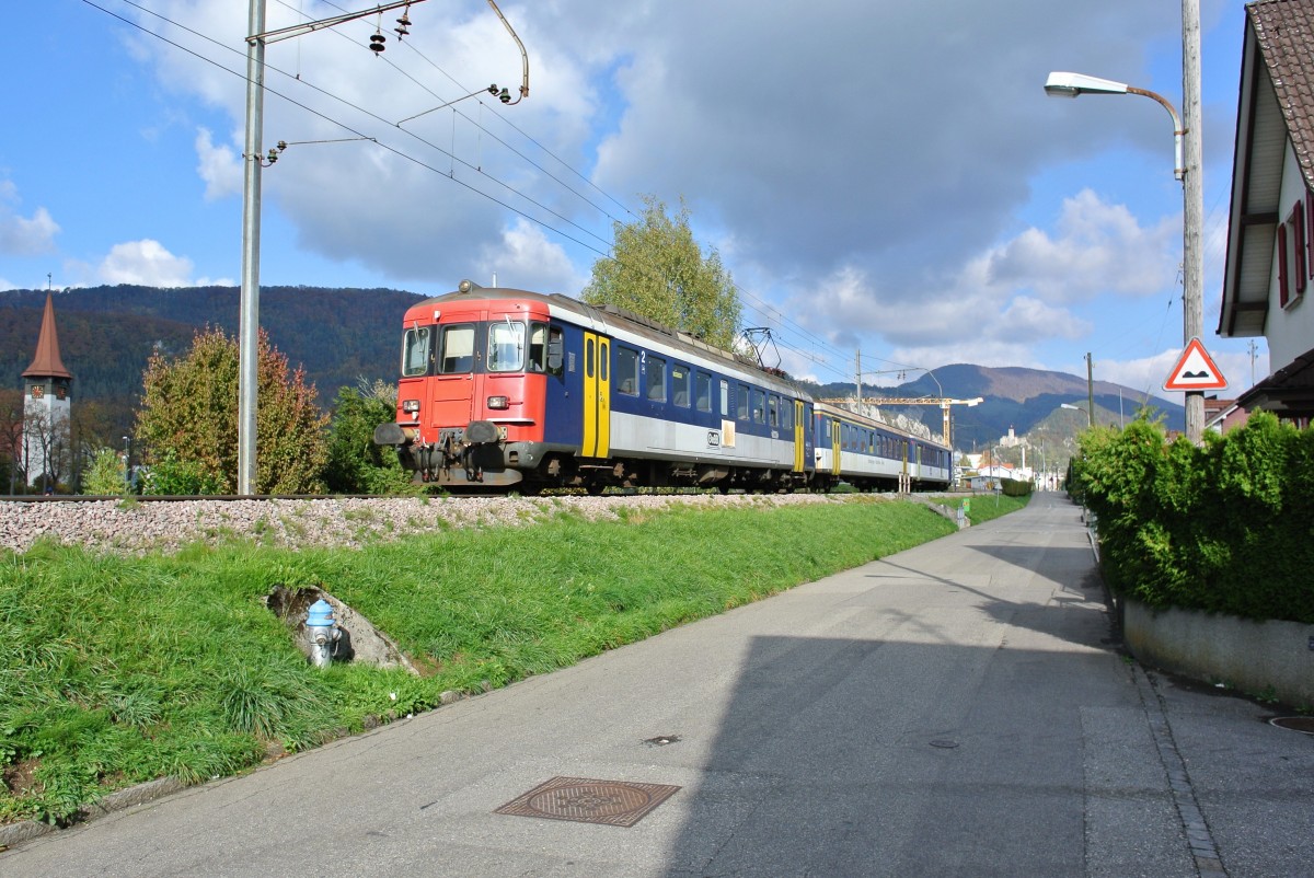 In der Regel jeweils Montags und Freitags verkehrt auf der OeBB der RBe Pendel als Regio. Seit der Ausmusterung der RBe 540 bei den SBB leben diese schnen Triebwagen nur noch bei der kleinen Bah im Kanton Solothurn weiter: RBe 205, AB EWII 505 und BDt EWI 905 zwischen Balsthal und Thalbrcke, 19.10.2015
