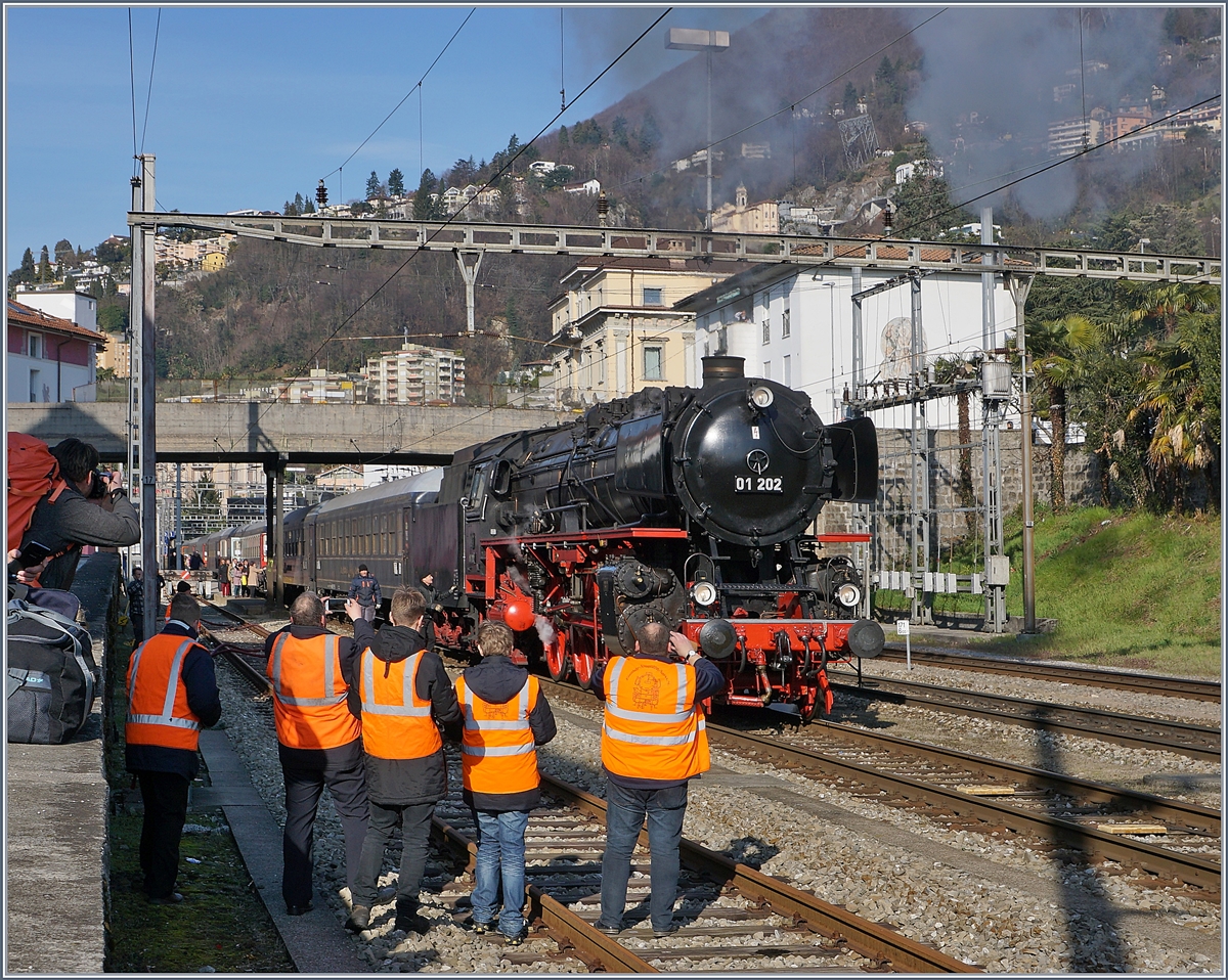 In der Regel sind solch  orange Punke  ärgerlich, doch hier sei den Mitgliedern von  Eisenbahn Nostalgiefahrten Bebara e.V.  die schönen Bilder  ihres Zuges  von Herzen gegönnt.
In diesem Sinne auch einen Dank an Julian, der mir die Fahrzeiten zukommen ließ und an Horst und Olli, die mich auf diese Fahrt aufmerksam gemacht haben. Und nicht zuletzt an Thomas, der überhaupt die (digitale) Basis schafft um dies alles erleben zu dürfen!
Locarno, den 22. März. 2018