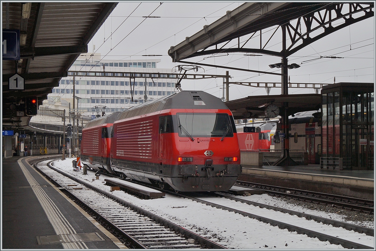 In der Regel werden Lokzüge vermieden und die entsprechenden Fahrzeuge planmässigen Zügen mitgegeben. Heute unterstrichen zwei Re 460 die Ausnahme der Regel und verkehrten als Lokzug 36955 von Genève nach Brig. Das Bild zeigt die beiden Re 460 070-6 und 045-8 beim Halt in Lausanne. Zur Vollständigkeit hier noch die UIC Nummern der beiden Re 460: 91 85 4 070-6 CH-SBB und 9185 4 460 045-8 CH-SBB).

17. Januar 2021
