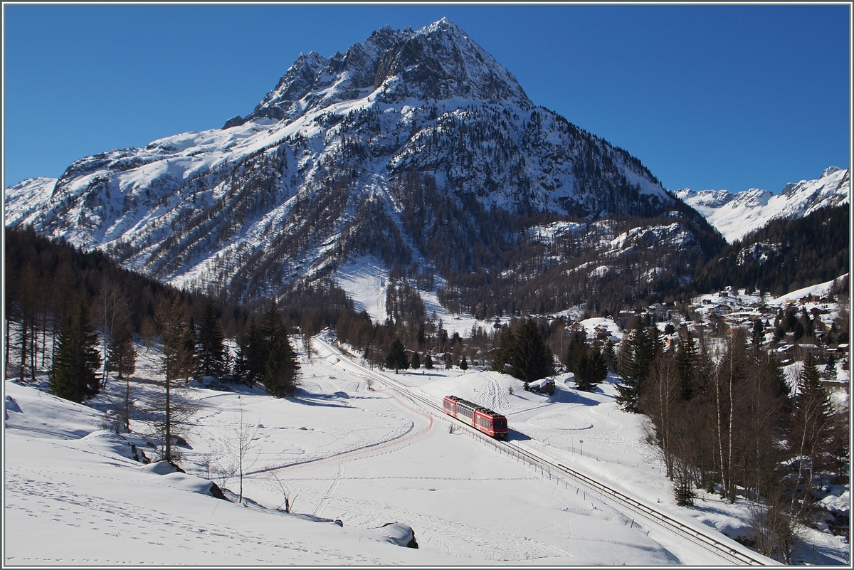 In der Region der höchsten Berge Europs fährt der SNCF TER 18935 von Chamonix kommend seinem Ziel Vallorciene entgegen, welcher der Triebzug bald erreichen wird.
20. Feb. 2015