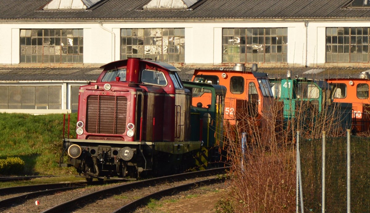 In einer Reihe anderer Dieselloks, zumeist ehemalige BASF-Loks aus Antwerpen, steht an erster Stelle die V100 1200 angehangen....ob die Maschine schon in Revision war weiss ich nicht und war auch nicht für mich erkennbar aus der Position. Das Foto entstand als Tele über den Werkszaun hinweg von der Anton-Gmeinder-Straße aus.26.3.2016