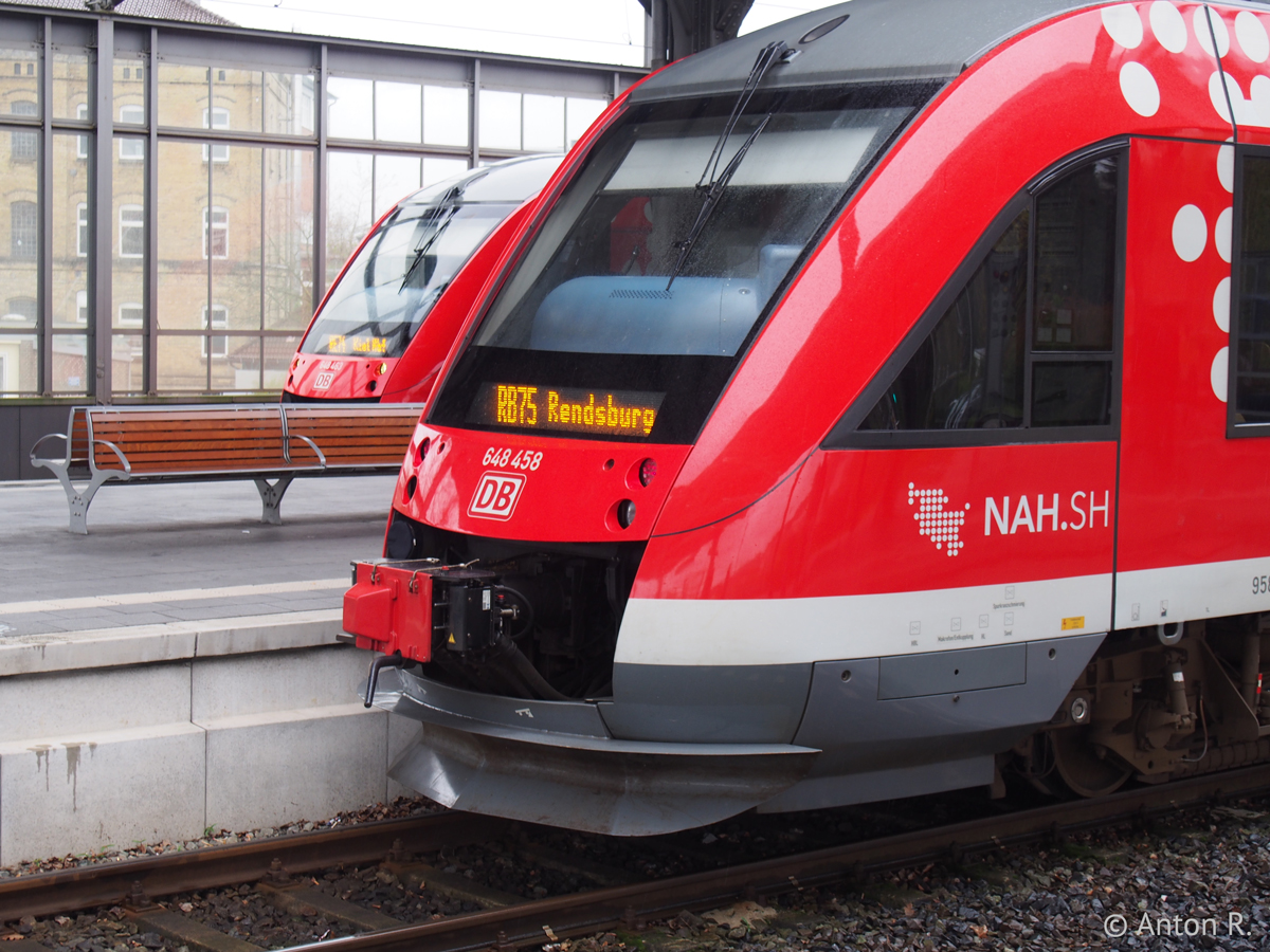 In Rendsburg treffen sich regelmäßig LINT 41-Dieseltriebwagen der RE74 Kiel – Husum sowie der RB75 Kiel – Rendsburg. DB Regio Schleswig-Holstein besitzt 648.0, .3 und .4, wobei das Tagesgeschäft i. d. R. mit den beiden letzteren Generationen bestritten wird. Abgesehen davon ist der RE7 Flensburg – Hamburg Hbf ( Schleswig-Holstein-Express ) sehr präsent in Rendsburg. Ein weitaus selteneres Gastspiel gibt die DSB-Dieselbaureihe MF ( Gumminase ) als deutsch-dänischer Intercity. Hinzu gesellen sich zwei Flensburg-ICs der DB. Aufgenommen am 27. April 2016.