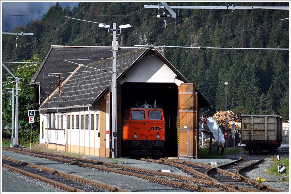 In Reutte in Tirol streckt die RTS 2143 010 die Nase aus dem Schuppen. (05.10.2013)