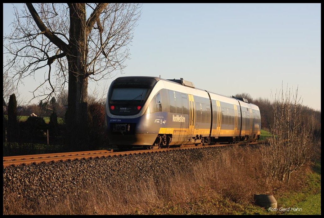 In Richtung Bielefeld lief am 30.12.2016 um 14.53 Uhr hier bei Wellendorf noch alles planmäßig für die Fahrgäste des  Haller Willem . Der hier vorbeifahrende VT 643314 erreicht hier nach ca. 500 m den Bahnhof Wellendorf und fährt dann weiter in Richtung Bielefeld. Der Gegenzug endete dagegen unplanmäßig im Bahnhof Wellendorf!