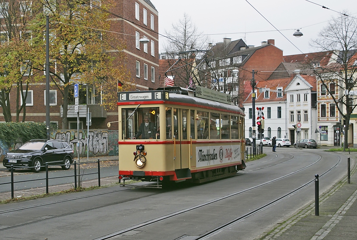 In Richtung Domsheide ist der Bremer Museums-Tw 701 am 27.11.2022 auf der Violenstraße unterwegs. Das 1947 gebaute Fahrzeug gehört zu einer Serie von 25 Trieb- und Beiwagen, die die Bremer Maschinenbau und Dockbetrieb GmbH lieferte. Er stand bis 1970 im Liniendienst.
