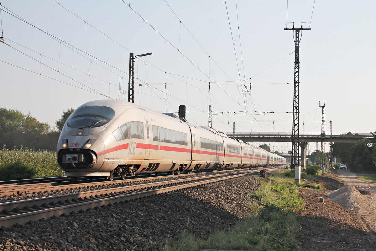 In Richtung Freiburg (Breisgau) war am 13.09.2016 der 406 003-4 (4603)  Mannheim  zusammen mit 403 011-0  Wiesbaden  bei Müllheim (Baden) unterwegs.