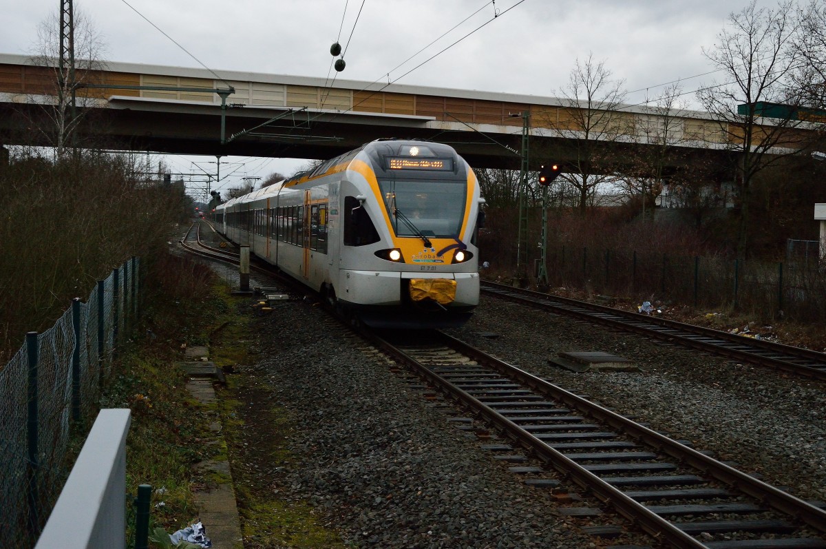 In Richtung Hamm (Westfalen) fahren ist hier der Eurobahn RE 13 in Korschenbroich zu sehen. Der Zug besteht aus den Triebwagen ET7.01 und 6.01.
Donnerstag den 15.1.2015