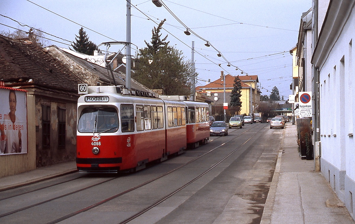 In Richtung Rodaun ist E2 4066 im Herbst 2005 als Linie 60 in der Speisinger Straße unterwegs