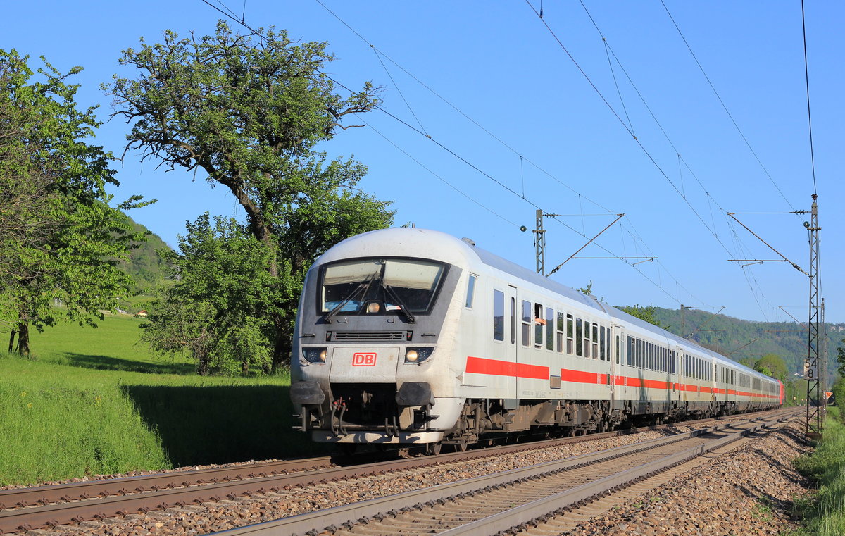 In Richtung Stuttgart fahrender IC mit Steuerwagen voraus am 17.05.2017 bei Gingen an der Fils.
