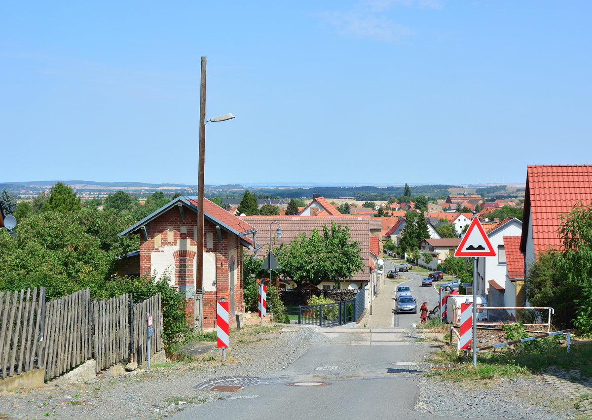 In Rieder verläuft die Bahnstrecke weiter oben im Ort. Am BÜ Posten in Rieder hat man somit auch gleich einen weiten Blick in Richtung Börde.

Rieder 01.08.2018
