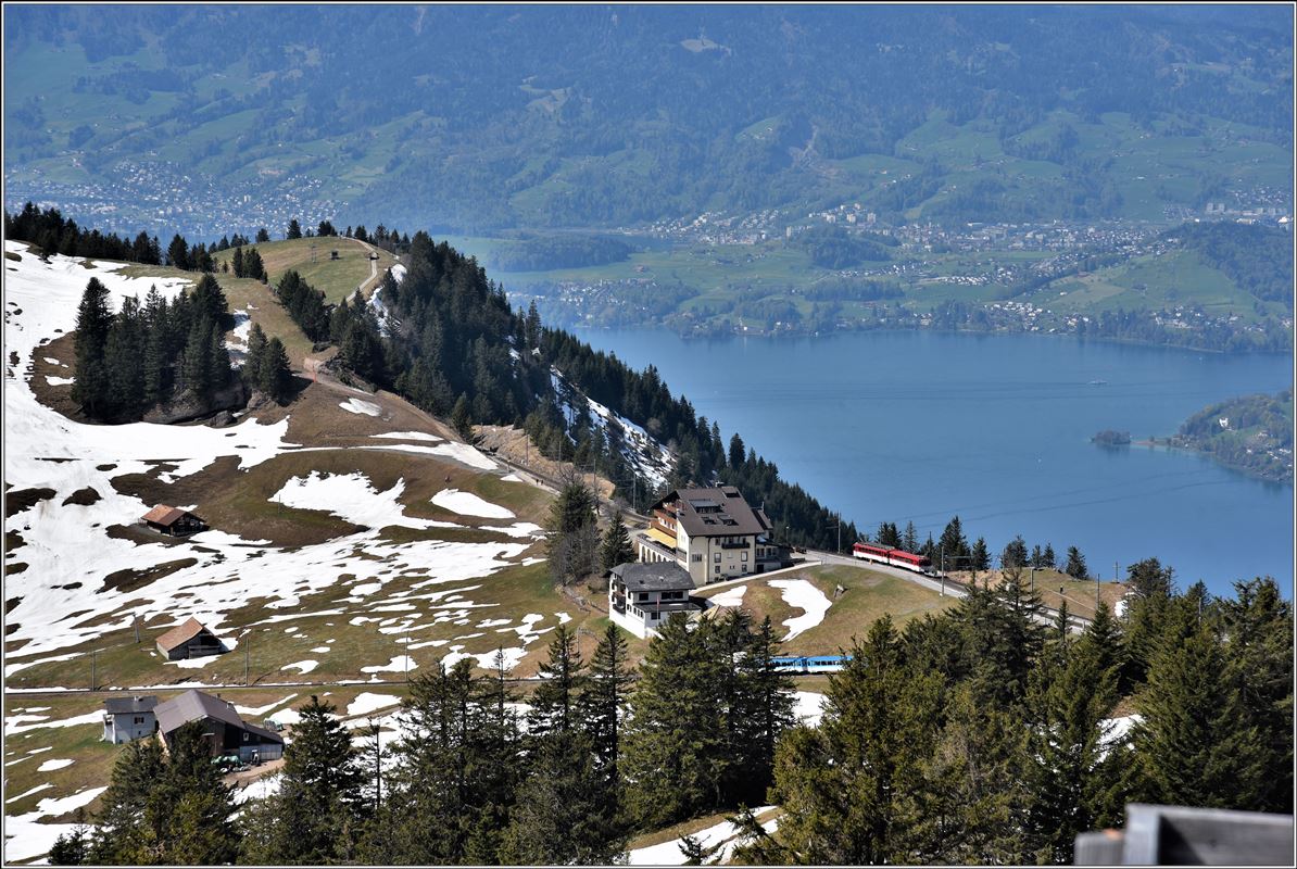 In Rigi Staffel kommen die ARB und VRB zusammen und fahren Parallel auf eigenen Geleisen weiter Richtung Rigi Kulm. (20.04.2018)