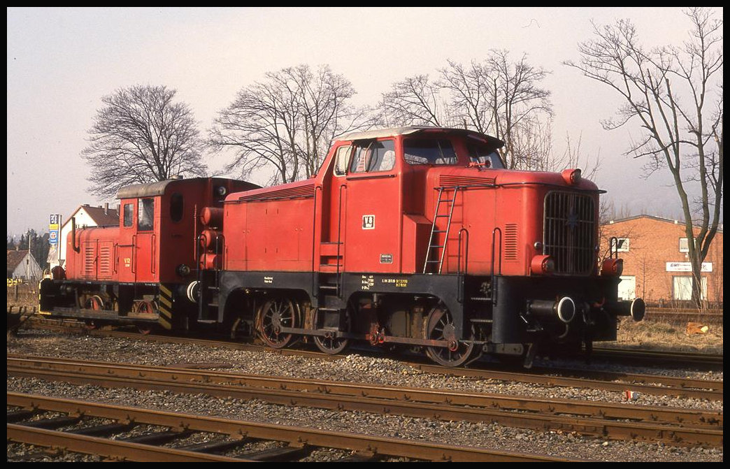 In Rinteln standen am 14.2.1993 DEW V 13 und V 8, eine Henschel Stangen Lok.