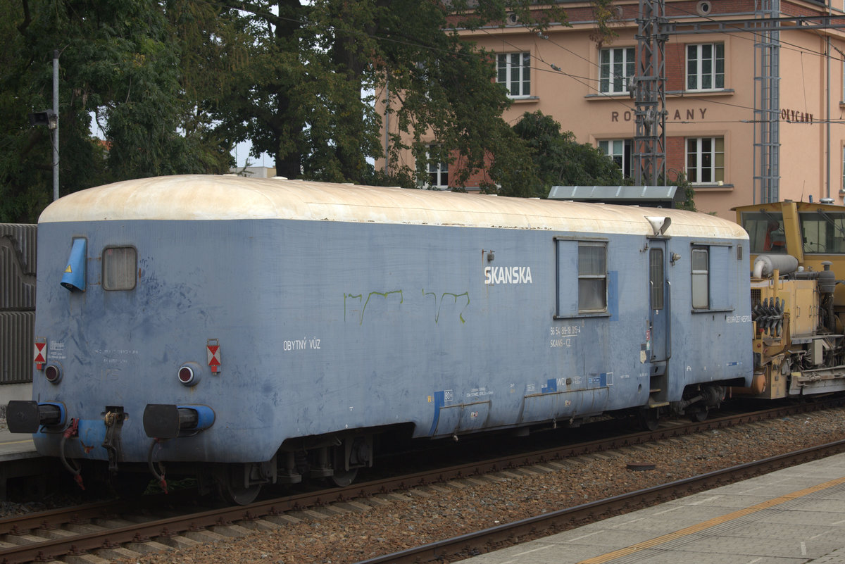 In Rokycany kam der Fotografin dieses Gefhrt vor die Linse. Es ist wohl zu den Bahndienstfahrzeugen zuzuordnen......? Bezeichnung ist 56 5489-18015-4 SKANS CZ.
Vielleicht kennt sich Jemand besser aus und kann helfen....? Interessant allemal. 23.09.2016, 15:31 Uhr