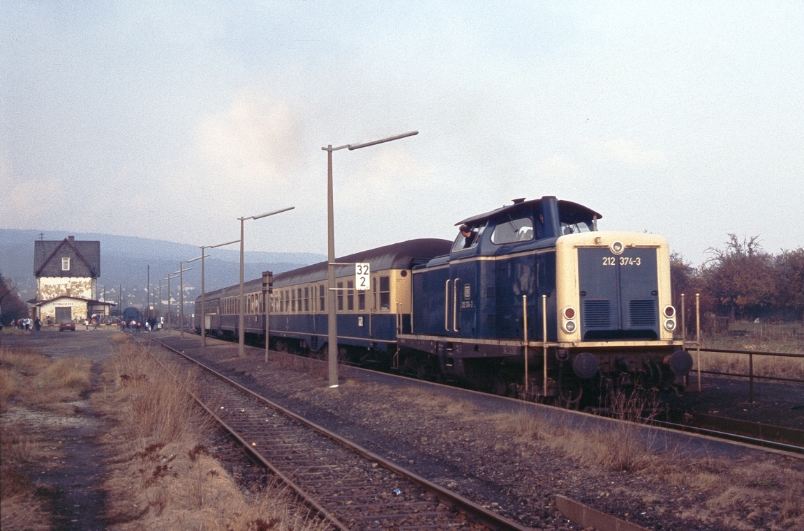 In Rosbach verlief die Entwicklung umgekehrt. 1982 noch in ziemlich marodem Zustand, fungiert er heute als Kreuzungsbahnhof, wenn ein Halbstundentakt gefahren wird. 