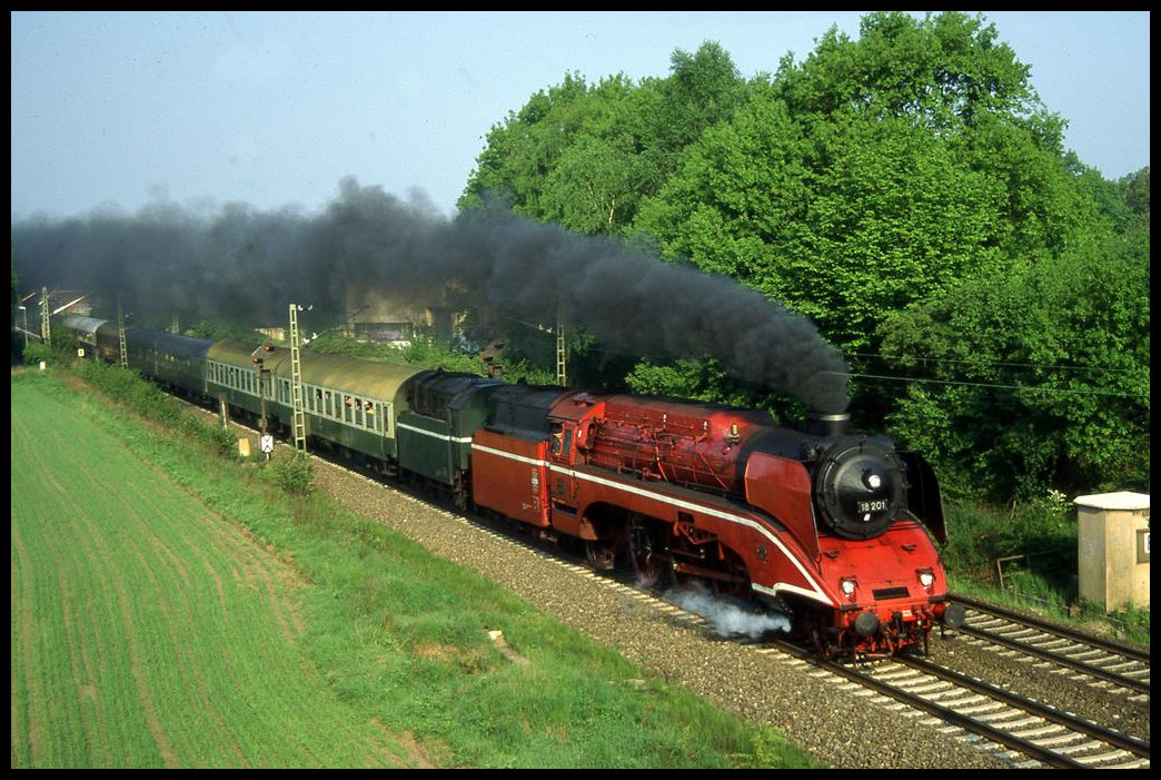 In rotem Farbkleid war die Schnellfahrlok 18201 am 11.5.2003 auf der Rollbahn unterwegs. Um 8.28 Uhr kam sie mit ihrem Sonderzug nach Hamburg durch Hasbergen und erreicht hier die Stadtgrenze zu Osnabrück.