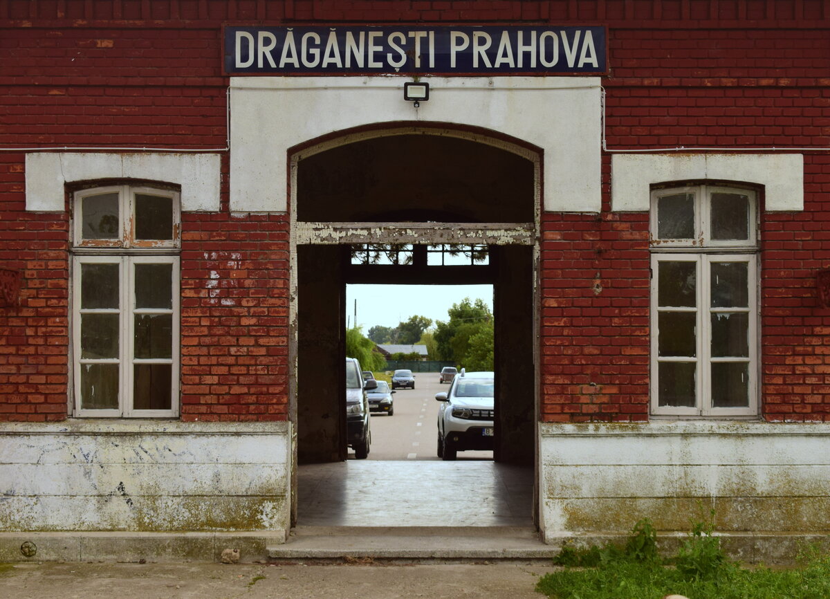 In Rum�nien haben die l�ndlichen Bahnh�fe oft keinen Bahnhofsplatz oder direkte Stra�e welche vor dem Bahnhof entlang f�hrt. Oft enden die Stra�en einfach ohne Wendehammer vor dem Bahnhof so wie hier in Draganesti Prahova. 

Draganesti 28.07.2026
