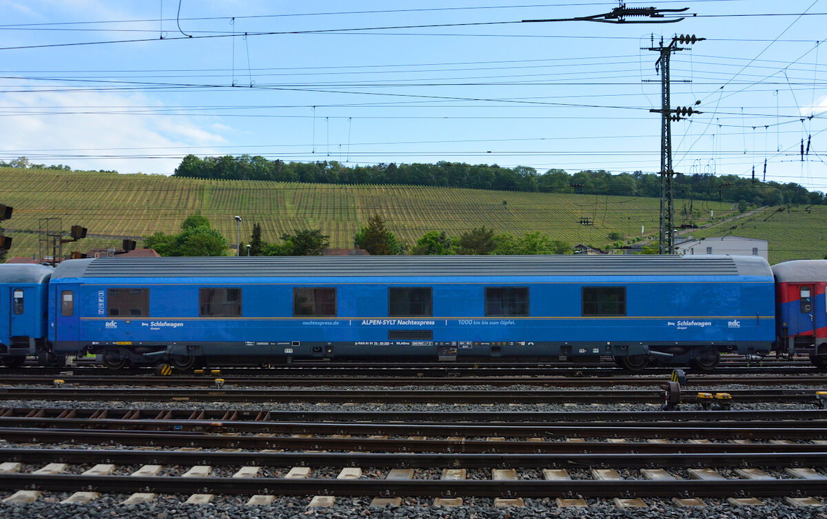 In den rund 140 min verspäteten ALPEN-SYLT Nachtexpress (RDC Deutschland, NEx 1312 Westerland/Sylt - Salzburg) ist der neu mit goldenen Zierstreifen versehene Schlafwagen A-RAG 61 81 70-90 203-4 WLABmz eingereiht, als der Zug am 29.05.2022 von BTE 110 491-8 durch Würzburg Hbf befördert wird. 