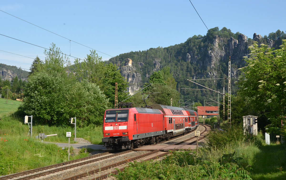 In den S-Bahnen auf der S1 laufen vereinzelt auch Doppelstockwagen älterer Bauart ohne Klimaanlage mit. Im Wagenpark von 146 015 lief am 10.06.19 solch ein Wagen an erster Stelle mit. Fotografiert in Rathen.