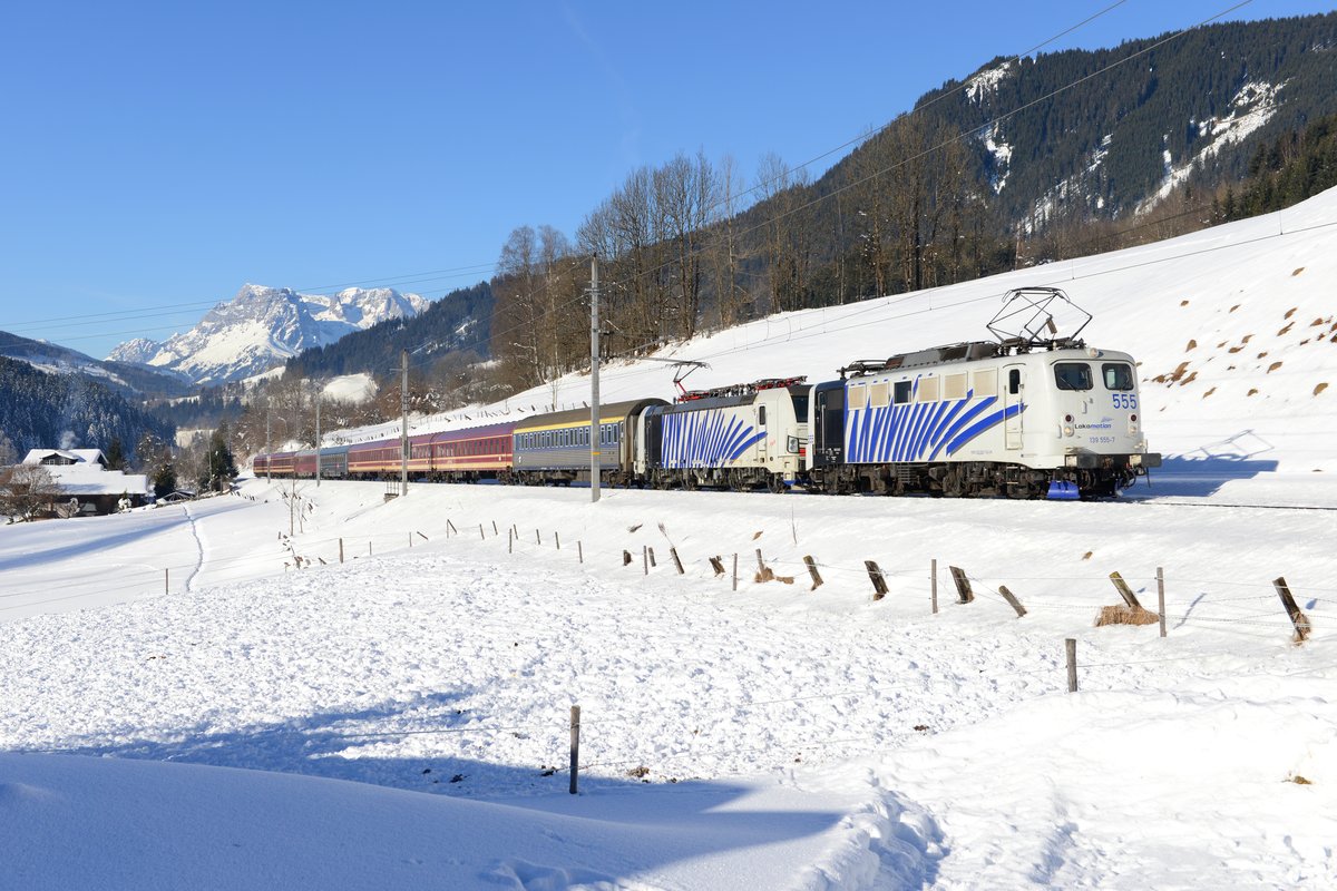 In dieser Saison verkehrt wieder ein Turnuszug im Ennstal. Der D 13187 aus Den Haag wird über Bischofshofen hinaus bis nach Schladming verlängert. Für die Traktionierung ist nach wie vor Lokomotion zuständig und so ist für Abwechslung beim Triebfahrzeugeinsatz gesorgt. Am 28. Januar 2017 kam ein Tandem - bestehend aus 139 555 und 193 772 - zum Einsatz. Die Doppeltraktion war sicherlich nicht aus Lastgründen erforderlich. Vermutlich wurde getestet, wie sich die Steuerungen der Einheits-E-Lok und des nagelneuen Vectron beim gemeinsamen Einsatz verhalten. Bei Niedernfritz erwarteten neben mir zahlreiche Fotografen den Zug.