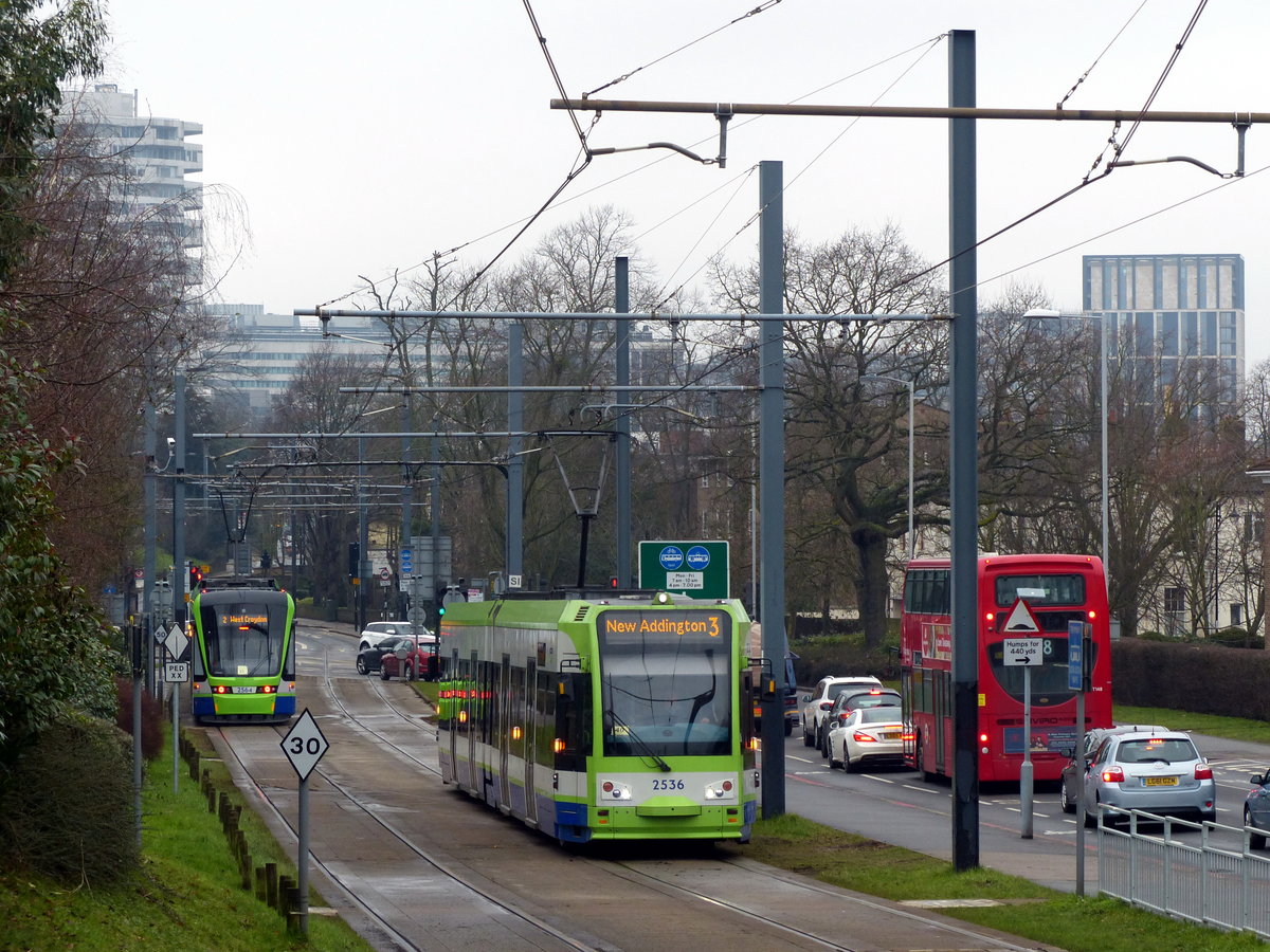 In Sandilands gehört die Straßenbahn zum gewohnten Stadtbild. Im Bild sieht man beide im Einsatz befindlichen Fahrzeugtypen: Links eine von insgesamt 12 Variobahnen (Stadler, Schweiz), rechts eine von 24 Bahnen des Typs CR4000 (Bombardier, Wien), die weitgehend den in Köln eingesetzten K4000 entsprechen. 31.1.2017, Croydon (London)