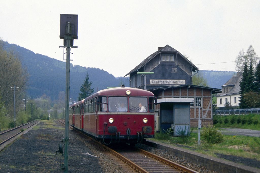 In Sassmannshausen haben 796 785 + 996 780 + 796 690 am 30.04.1994 auf dem Weg nach Laasphe als Sonderfahrt zum Fotohalt gestoppt. 