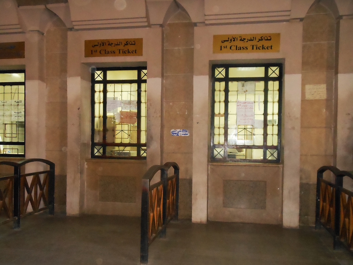 In der Schalterhalle des Bahnhofs von Luxor, 30.01.2015.