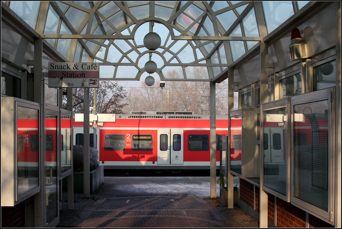 In die Schaukästen hinein verlängert -

Optisch verlängert steht dieser S-Bahnzug der S2 in der Station Beutelsbach. Bildidee: Gisela.

01.01.2017 (M)