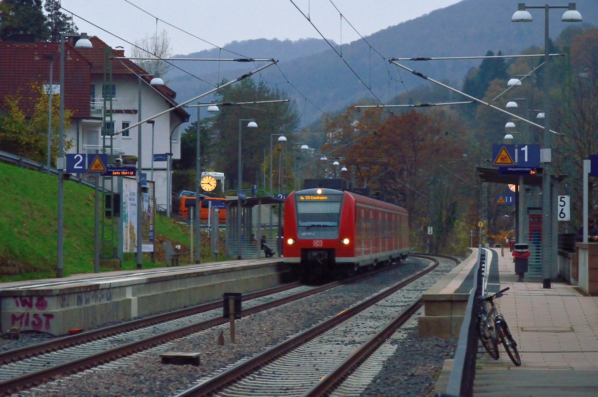 In Schlierenbach-Ziegelhausen ist gerade der 425 737-4 als S5 nach Eppingen eingefahren.....am Sonntag den 17.11.2013