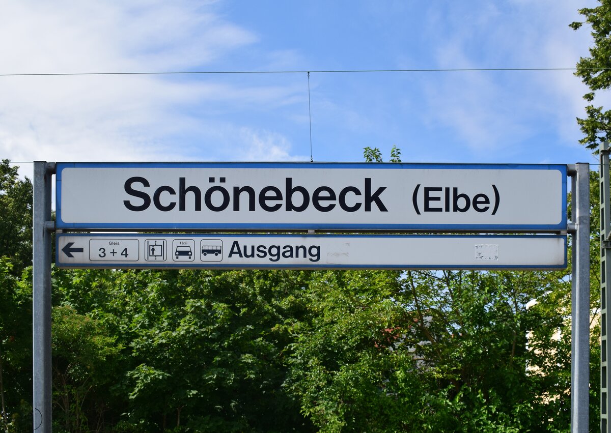 In Schönebeck findet man ausschließlich die alten Bahnhofsschilder aus den 90er Jahren wieder. Hier auf dem Bahnsteig am Gleis 1.

Schönebeck 19.07.2023