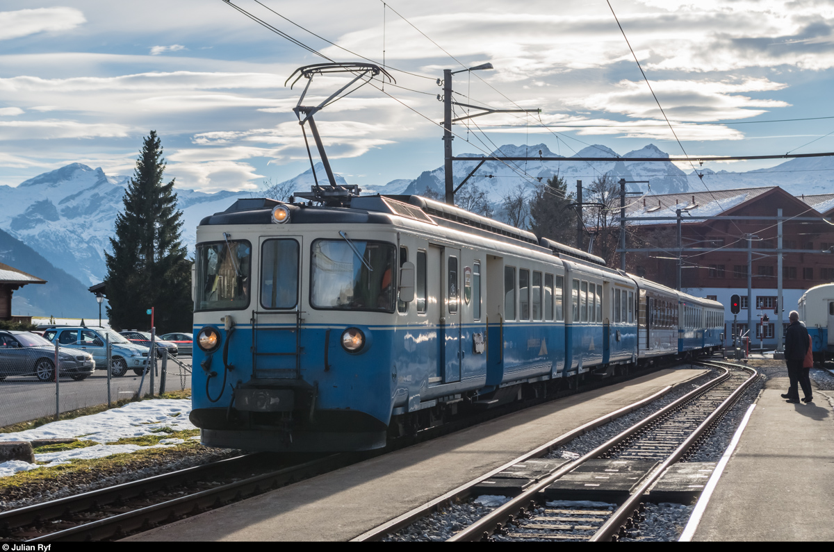 In Schönried gab es dann am 24. Dezember 2015 doch noch einen Doppeltriebwagen zu sehen, wenn auch nur mit Gegenlicht. Mit einem Regio Montreux-Zweisimmen erreicht ABDe 8/8 4002  Vaud  den Bahnhof Schönried.