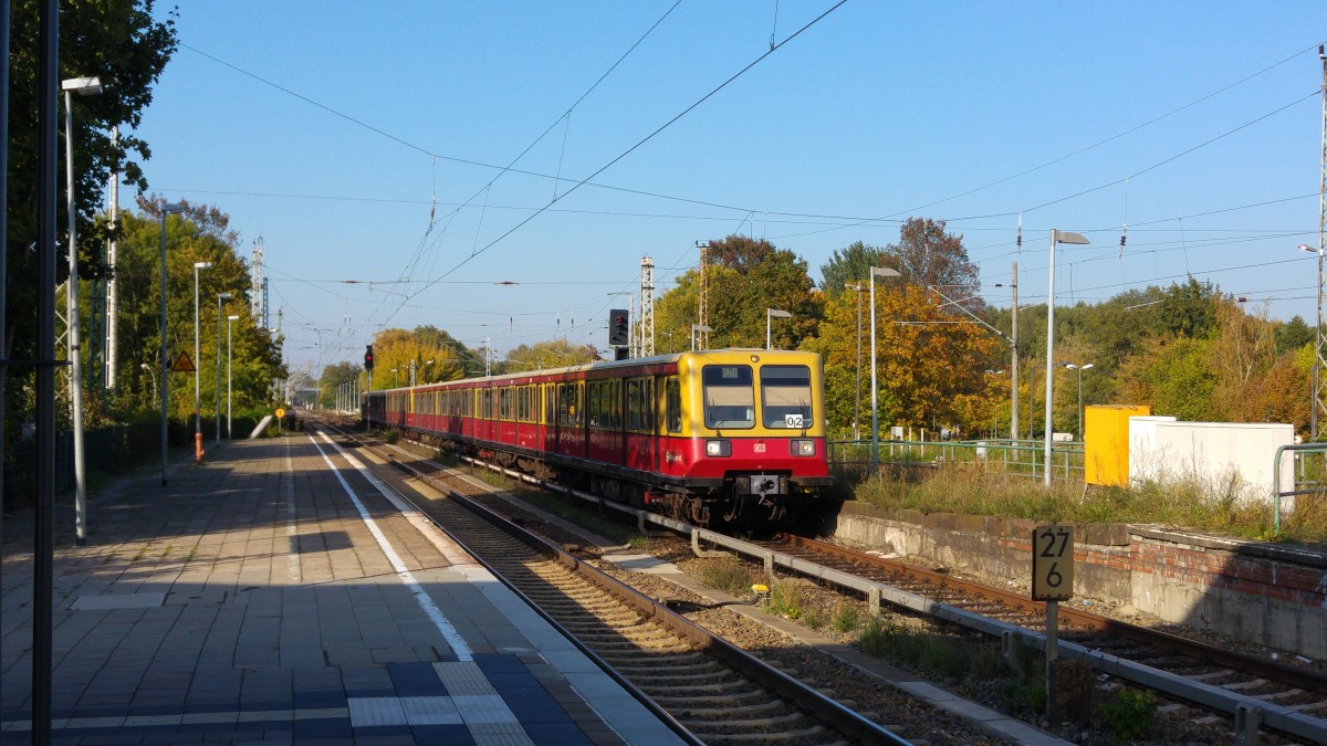 In schönster Herbstsonne präsentiert sich dieser Zug der BR 485 in Königs Wusterhausen. Dass diese Fahrzeuge noch in gewisser Anzahl fahren, ist eine kuriose Folge der S-Bahn-Krise, denn man musste erkennen, dass die neu beschaffte BR 481 nicht ganz so wartungsarm fährt wie gedacht. 3.10.2015