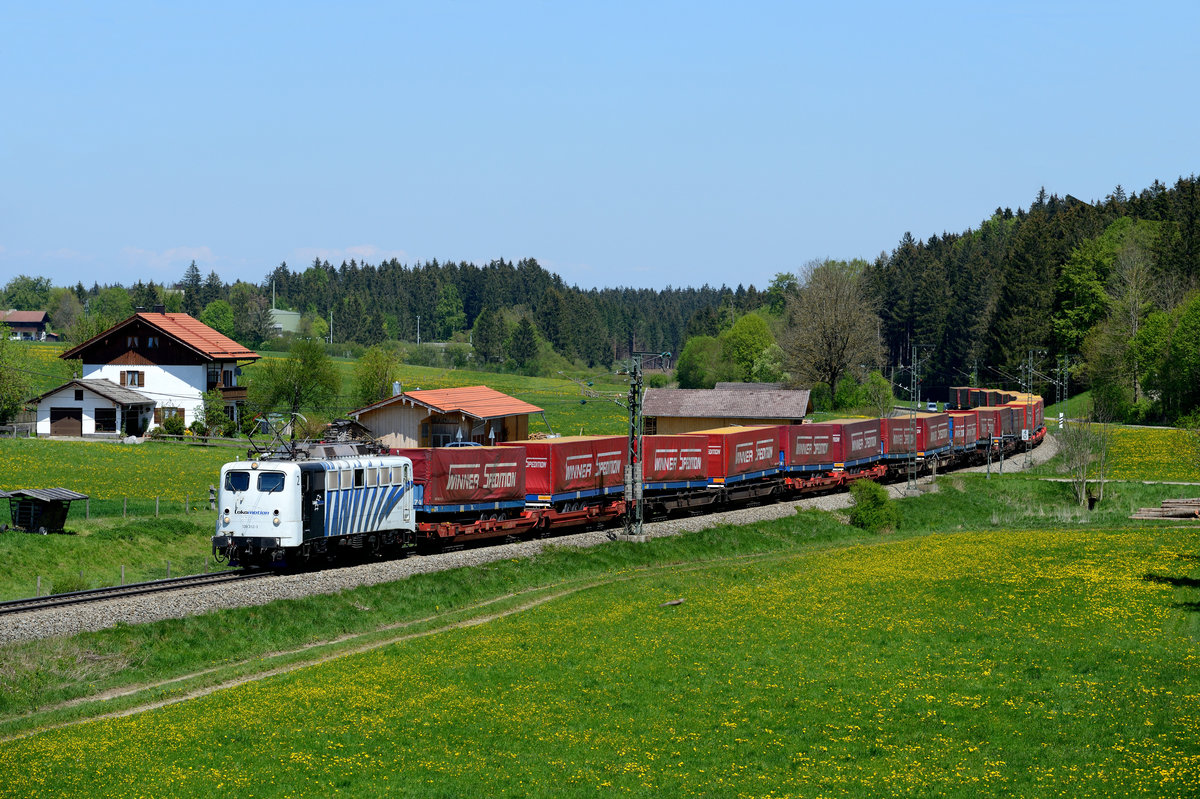 In Schrittgeschwindigkeit kämpfte sich am 08. Mai 2016 die 139 312 mit ihrem DGS 43136 von Verona Q.E. nach Wuppertal die Steigung zwischen Kreuzstrasse und Holzkirchen hoch. Der umgeleitete Winner KLV-Zug hatte vorher einen längeren Kreuzungsaufenthalt absolviert und benötigte nun etwas, um wieder in Fahrt zu kommen. Bei Fellach rollte der Zug durch blühende Löwenzahnwiesen und wurde von einigen Fotografen freudig erwartet.