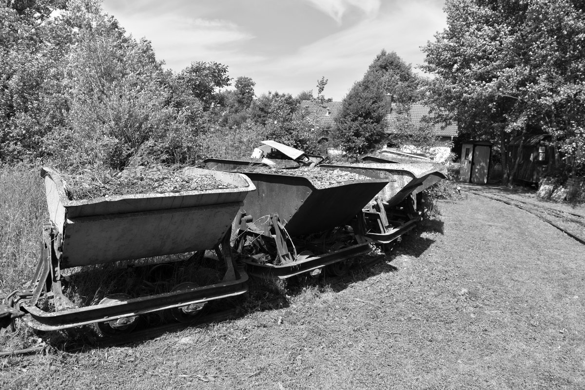 In schwarz/weiß habe ich mir gedacht wirken diese mit Schotter beladenen Loren doch am besten. Neckarbischofheim am 21.5.2018