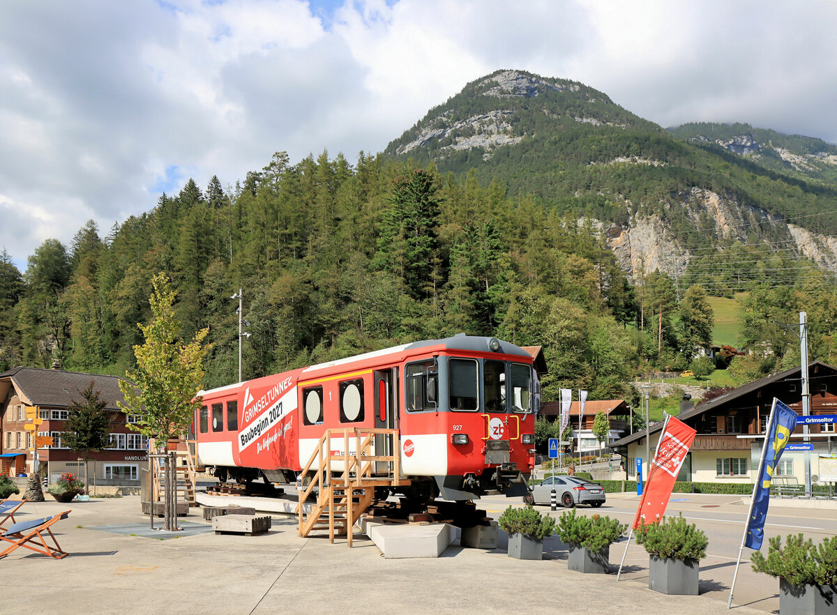 In der Schweiz gibt es allerlei Projekte zur Erweiterung des Meterspurnetzes. Eines wäre etwa die Fortsetzung der Rhatischen Bahn ins Südtirol. Hier im Bild wird für die Grimselbahn geworben, d.h. eine Verbindung von Meiringen/Innertkirchen durch einen Grimseltunnel ins Oberwallis, mit Anschluss an die Matterhorn-Gornergrat-Bahn MGB. Dieser Tunnel soll für eine Hochspannungsleitung ohnehin gebaut werden, also ist die Vorfreude auch für eine Bahnverbindung gross. Ob ein endlos langer Tunnel wirklich so eine grosse Fahrfreude bereiten wird, ist eine andere Frage. Als Werbewagen für einen Grimseltunnel hat die Zentralbahn ihren Steuerwagen 927 (ex-Luzern-Stans-Engelberg LSE) in Innertkirchen-Grimseltor aufgestellt (neben der Haltestelle der Meiringen-Innertkirchen Bahnstrecke). 6.September 2022   