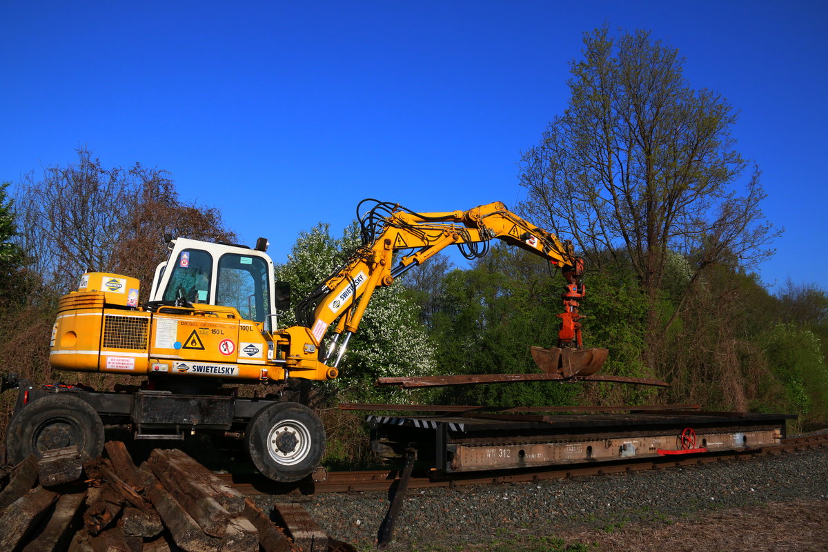 In seinem Element ist der Gleisbagger wohl wenn er zwischen Altschwellen und Schienen herumwirbelt. Preding am 13.04.2016