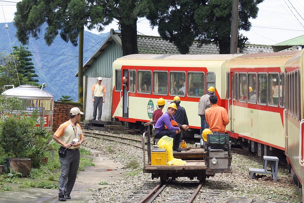 In der Shueisheliaon Station wartet am 06.Juni 2014 ein Kleinwagen die Abfahrt des Zuges 1 ab.