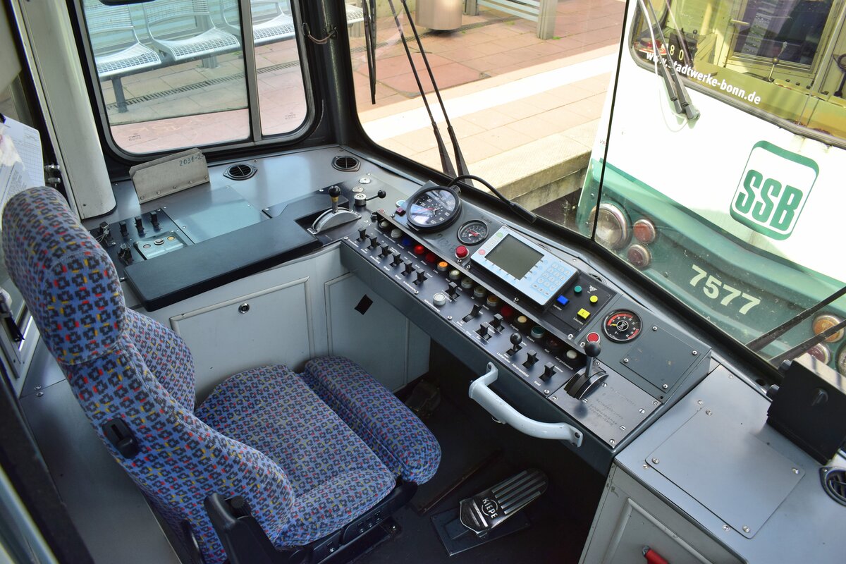 In Siegburg wurde erstmal Pause gemacht. Die Fahrzeuge und Führerstände konnte besichtigt werden und so konnte ich den Führerstand von Tw2031 aufnehmen.

Siegburg 01.05.2022