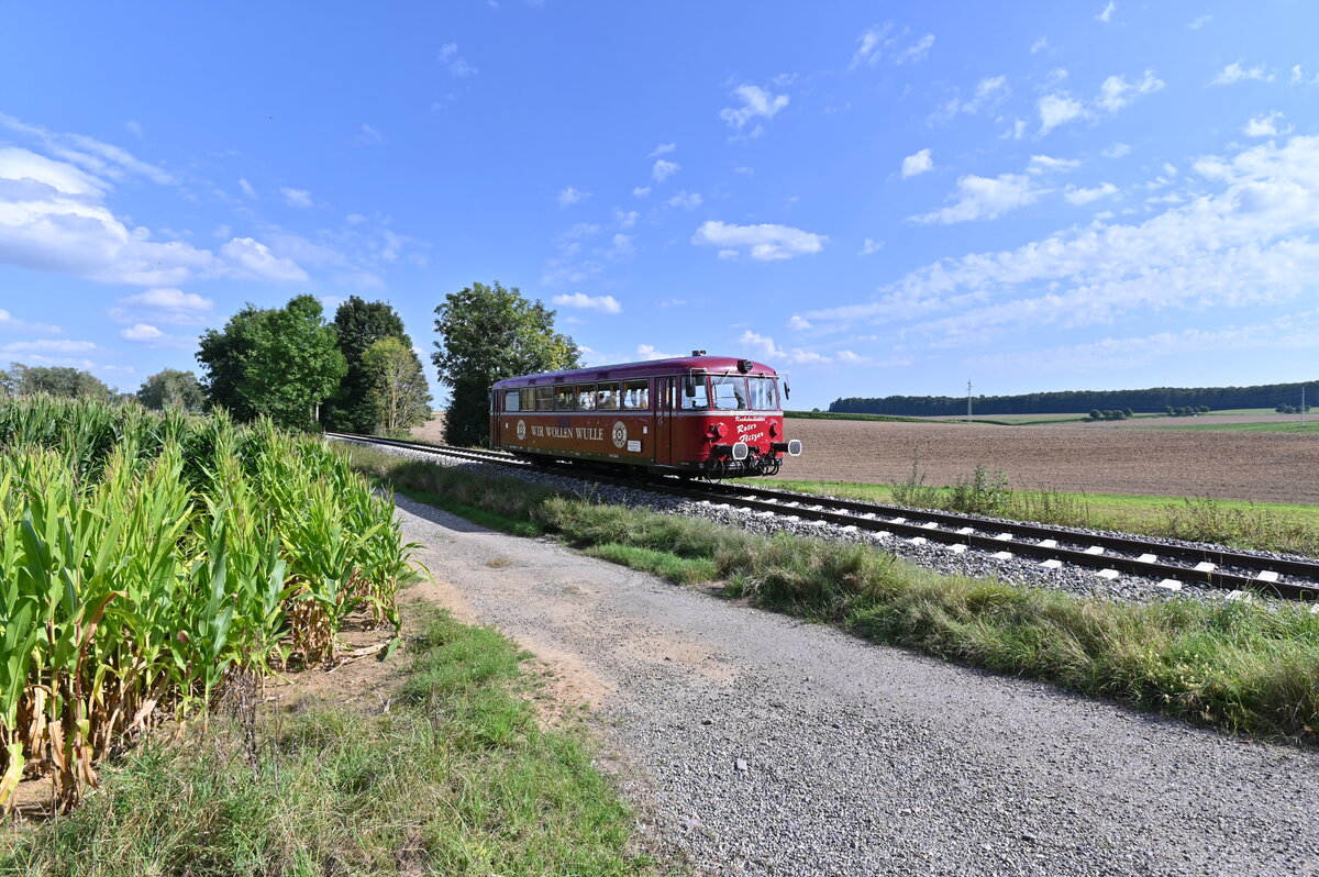 In Siegelsbach in der Steigung zum Bahnhof fahrend ist der Rote Flitzer am Sonntag den 5.9.2021 zusehen.