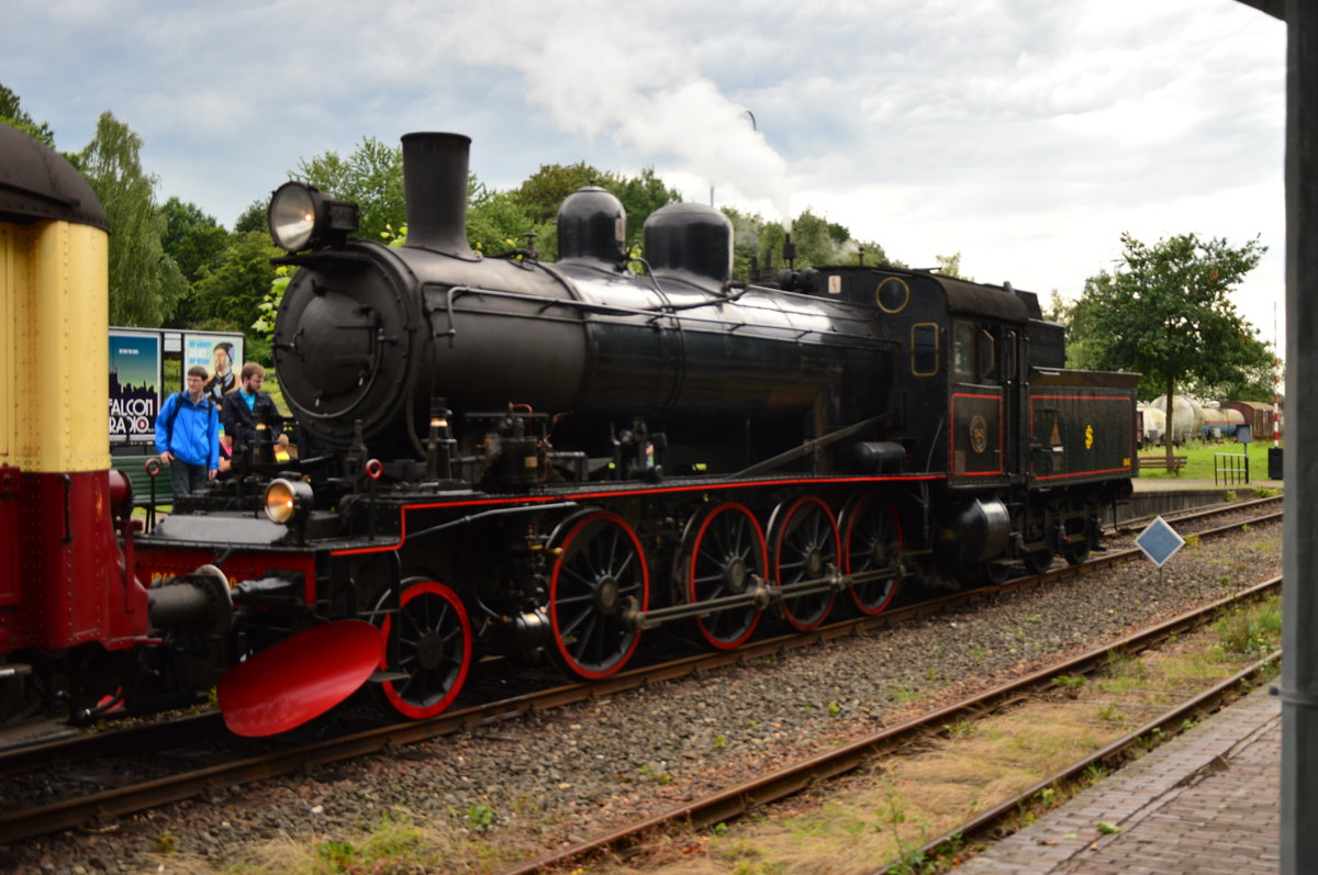 In Simpelveld im Bahnhof Gleis 2 steht die 1040(ehemalige schwedische militärische Reservelok) der ZLSM mit ihrem Zug und wartet auf ihre Abfahrt. 31.7.2016