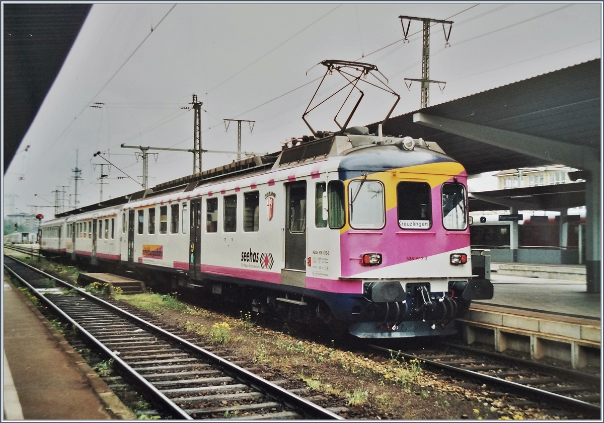 In Singen wartet der MThB Seehas mit der ABDe 536 613-3 auf die Weiterfahrt nach Kreuzligen.
5. Mai 2001