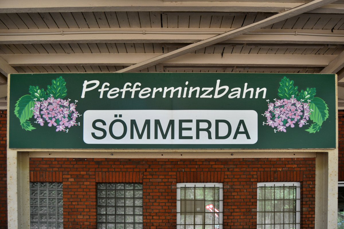 In Sömmerda verläuft unten rum die Pfefferminzbahn Straußfurt - Großheringen. Am Hausbahnsteig wurde das Stationsschild passend zur Strecke verziert und fällt schnell ins Auge. 

Sömmerda 09.08.2018