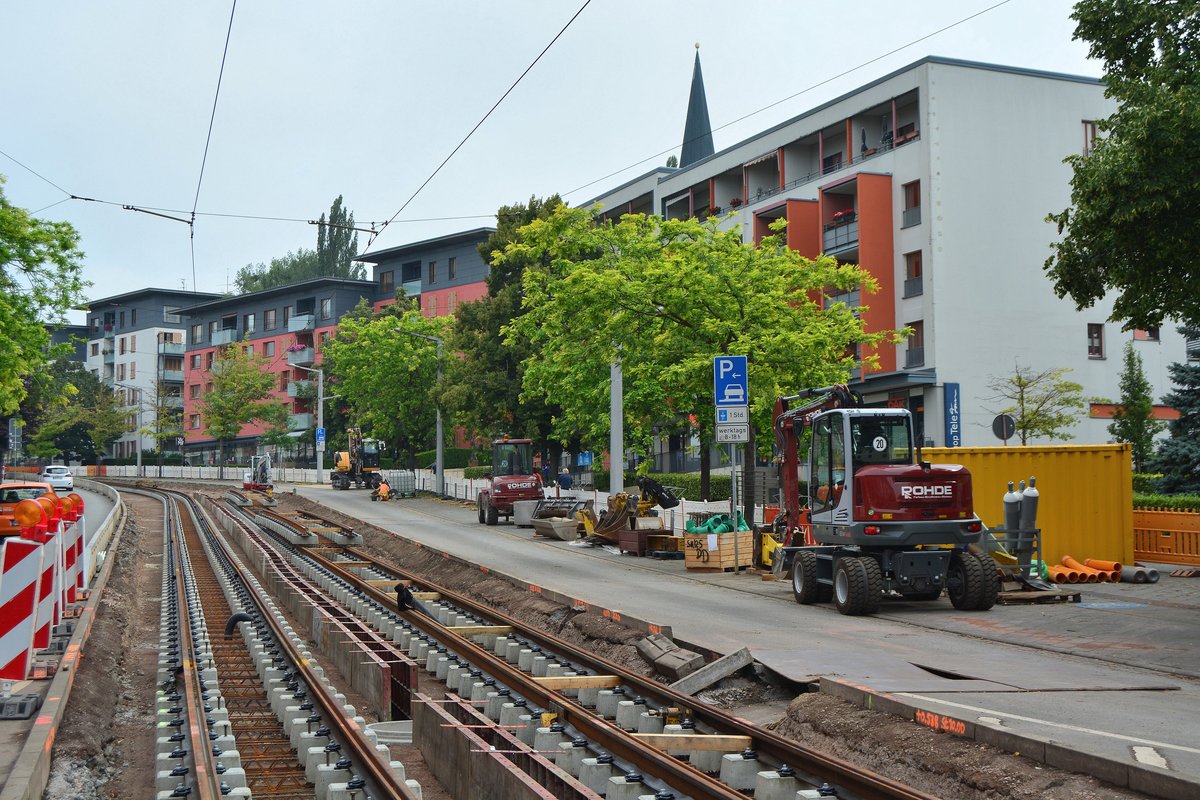 In den Sommerferien fanden auf der Rautenstraße Bauarbeiten statt wodurch das Straßenbahn Netz getrennt war und Inselbetrieb gefahren wurde.

Nordhausen 29.07.2019